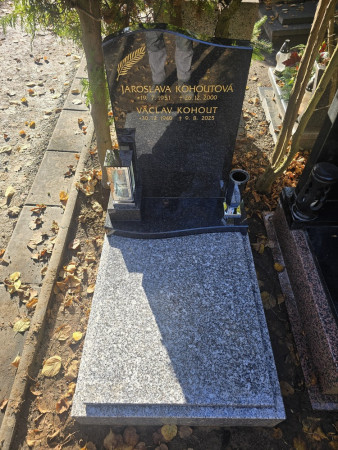 Urnový hrob žula Tarn a Impala.jpg